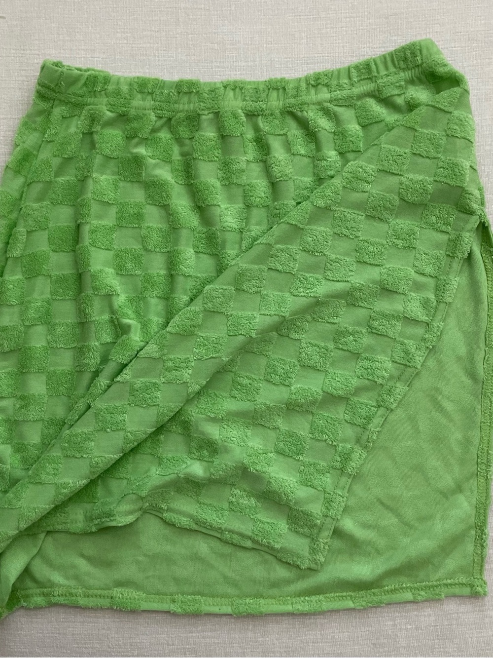 PrettyLittleThing Bright Lime Checker Polo Set - Picture 10 of 14